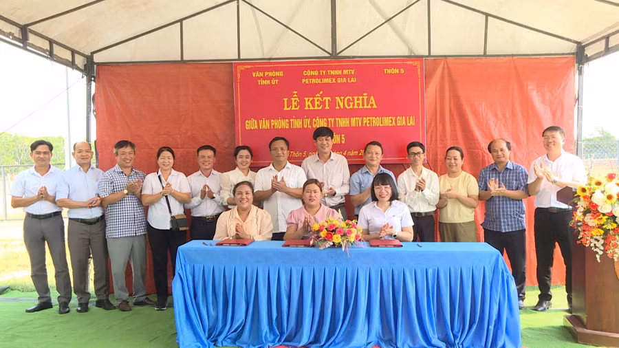 van-phong-tinh-uy-va-cong-ty-tnhh-mtv-petrolimex-gia-lai-ket-nghia-voi-thon-5-anh-minh-trung.jpg
