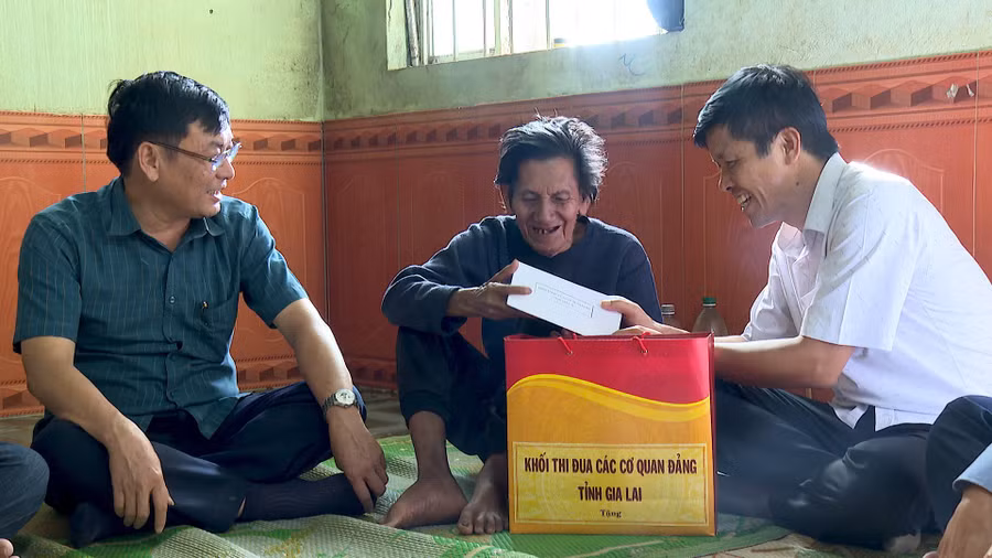 dai-dien-khoi-thi-dua-cac-co-quan-dang-tinh-tang-qua-cho-thuong-binh-ro-cham-khoi-lang-maih-xa-ia-hrung-anh-manh-ha.jpg