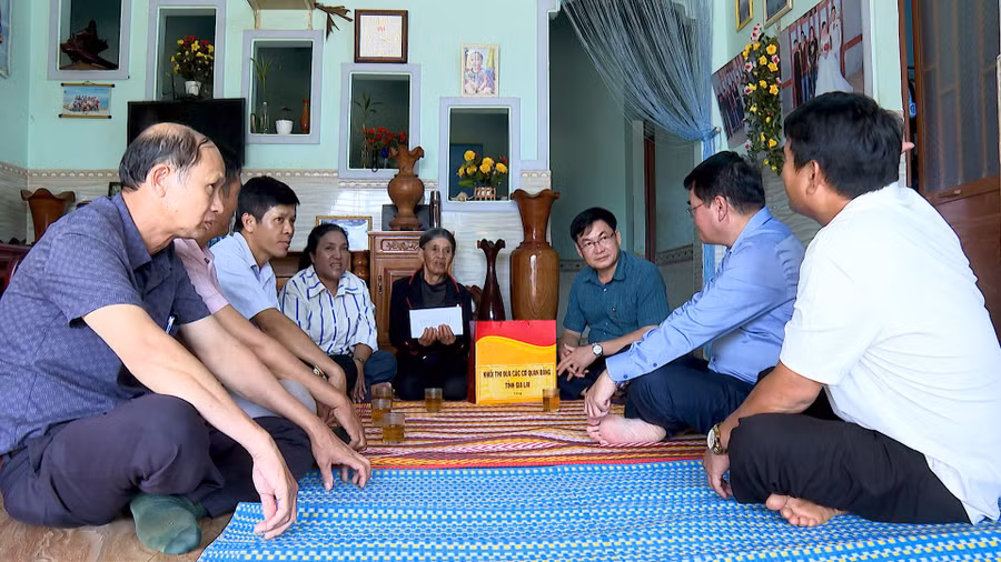 lanh-dao-cac-co-quan-don-vi-dia-phuong-tro-chuyen-voi-thuong-binh-ro-cham-thuk-lang-yang-xa-ia-hrung-anh-manh-ha.jpg