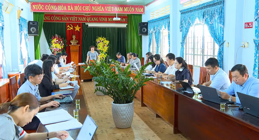 quang-canh-buoi-lam-viec-cua-doan-cong-tac-voi-trung-tam-phuc-vu-hanh-chinh-cong-xa-bien-ho-anh-rpien.jpg