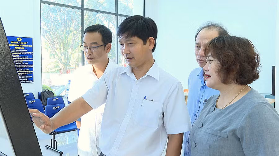 ba-dinh-ly-an-truong-ban-phap-che-hdnd-tinh-trao-doi-voi-lanh-dao-trung-tam-phuc-vu-hanh-chinh-cong-phuong-pleiku-anh-rpien.jpg