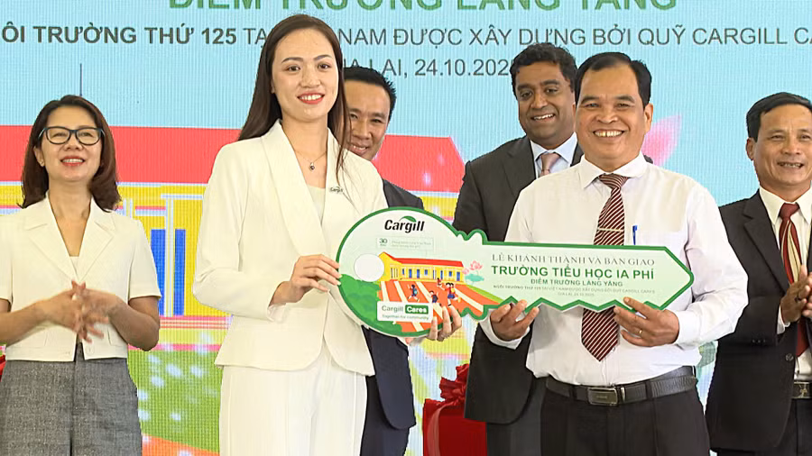 dai-dien-quy-cargill-cares-trao-chia-khoa-ban-giao-cong-trinh-diem-truong-lang-yang-cho-hieu-truong-truong-tieu-hoc-ia-phi-anh-rpien.jpg