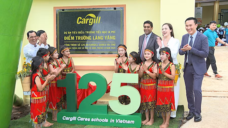 ong-rishi-varma-pho-chu-tich-tap-doan-cargill-kiem-chu-tich-cargill-chau-a-thai-binh-duong-thu-3-tu-phai-sang-cung-cac-dai-bieu-va-cac-em-hoc-sinh-chup-anh-ky-niem-anh-rpien.jpg