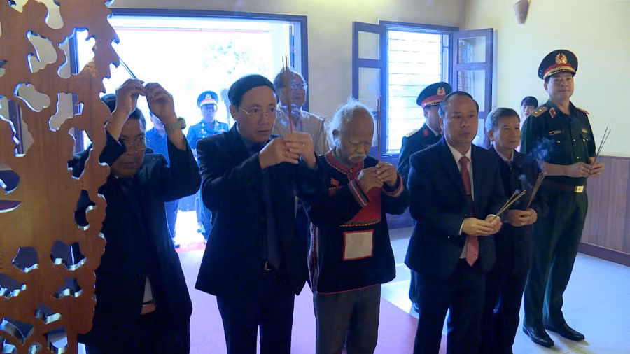 lanh-dao-tinh-gia-lai-va-cac-dai-bieu-thap-huong-tai-noi-tho-bac-trong-khuon-vien-bao-tang-pleiku.jpg