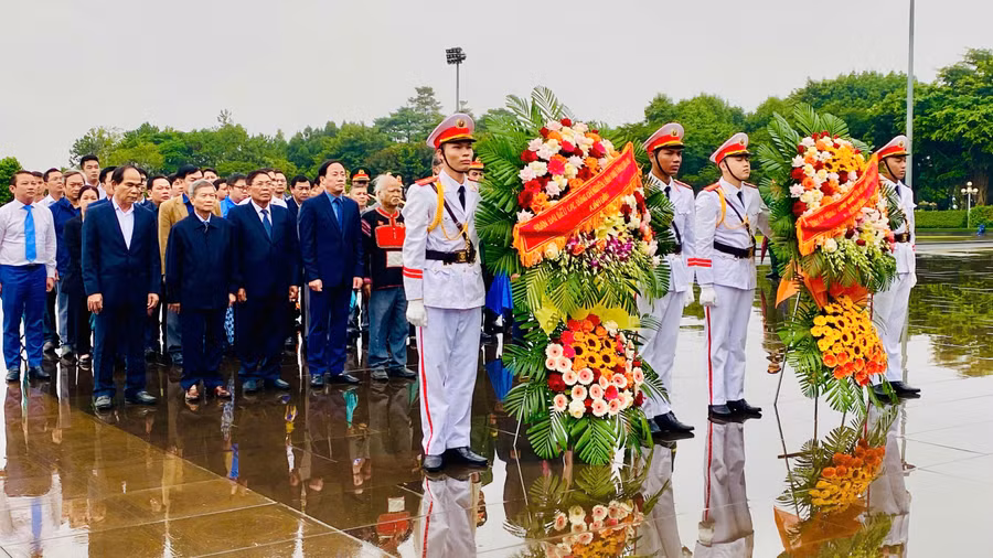 lanh-dao-tinh-gia-lai-va-cac-dai-bieu-dang-hoa-tai-quang-truong-dai-doan-ket-phuong-pleiku-nhan-ky-niem-78-nam-ngay-thuong-binh-liet-si-1.jpg