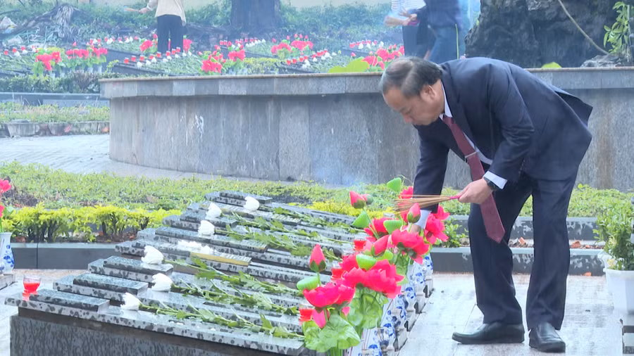 dong-chi-chau-ngoc-tuan-pho-bi-thu-tinh-uy-truong-doan-dai-bieu-quoc-hoi-tinh-thap-huong-phan-mo-liet-si-tai-nghia-trang-liet-si-duc-co.jpg