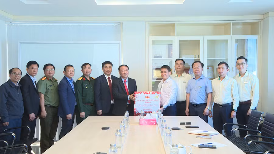 bi-thu-tinh-uy-thai-dai-ngoc-tang-qua-cho-cong-ty-co-phan-nong-nghiep-truong-hai-thaco-agri-anh-minh-trung.jpg
