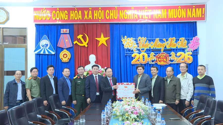 bi-thu-tinh-uy-thai-dai-ngoc-tang-qua-cho-nha-may-duong-an-khe-anh-minh-trung.jpg