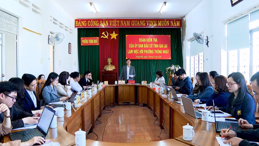 doan-kiem-tra-cua-uy-ban-bau-cu-tinh-lam-viec-voi-phuong-thong-nhat-anh-manh-ha.jpg