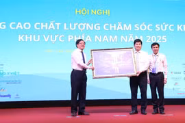 Bí thư Tỉnh ủy Hồ Quốc Dũng (bìa trái) tặng quà lưu niệm cho Hội đồng chuyên môn Bảo vệ chăm sóc sức khỏe cán bộ Trung ương miền Nam.