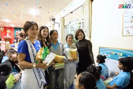 Thí sinh Hoa hậu Doanh nhân Liên Lục Địa 2025 thăm, tặng quà tại Làng trẻ SOS Pleiku