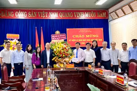 Phó Bí thư Thường trực Tỉnh ủy Rah Lan Chung thăm, chúc mừng Trường Chính trị tỉnh và Trường THPT chuyên Hùng Vương