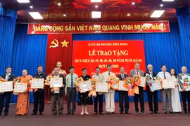 Phường Diên Hồng trao Huy hiệu Đảng cho 53 đảng viên đợt 2-9
