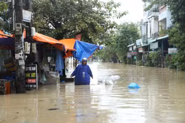 Mưa lớn kéo dài đã gây ngập lụt nhiều khu vực trên địa bàn tỉnh, hiện 38 trường đã cho học sinh nghỉ học để tránh lũ, đảm bảo an toàn.