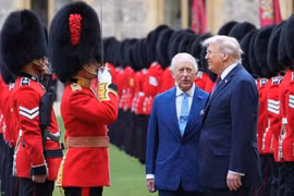 Tổng thống Trump cùng Vua Charles duyệt đội binh lính. Ảnh: Reuters