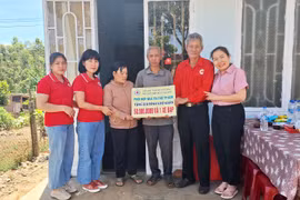 Tặng quà cho gia đình có hoàn cảnh khó khăn tại phường Chi Lăng