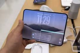iPhone Duo bị phàn nàn: Màn hình nứt, bản lề kẹt, phần mềm chưa tối ưu