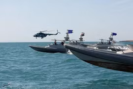 Iran phong tỏa lại eo biển Hormuz, cáo buộc Mỹ vi phạm thỏa thuận