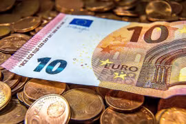 Euro xuống đáy 1,5 năm: Ai hưởng lợi, ai chịu thiệt?