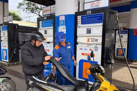 Giá xăng tăng gần 1.000 đồng/lít