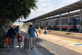 Mua vé tàu Tết 2027 lúc nào rẻ nhất, đổi trả mất bao nhiêu tiền?