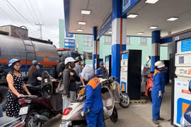 Giá xăng, dầu cùng giảm nhẹ từ chiều 27-8