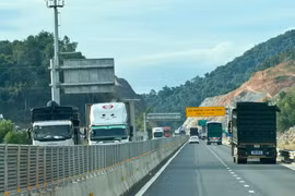 Giữ khoảng cách an toàn trên cao tốc: Tài xế căn khoảng cách như thế nào để không bị phạt?