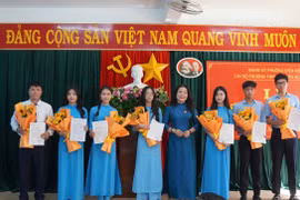 6 học sinh Trường THPT chuyên Hùng Vương được kết nạp vào Đảng 