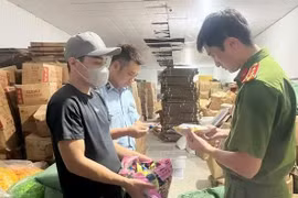 Hà Nội: Khởi tố chủ cơ sở làm giả hơn 19 tấn bánh kẹo, “đội lốt” hàng ngoại