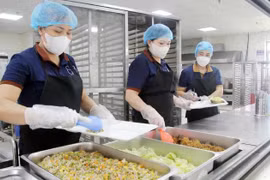 Một suất ăn công nghiệp đi qua bao nhiêu khâu trước khi đến tay công nhân?