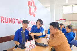 Từ ngày 1-7, đi làm thủ tục có còn phải mang sổ hộ khẩu, giấy tờ cư trú?