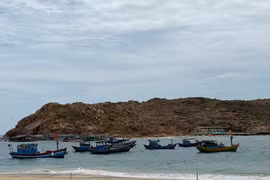 vùng biển Gia Lai, bao gồm xã đảo Nhơn Châu, có mưa rào và giông