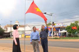 “Đường cờ Tổ quốc” tại xã KDang rực rỡ sắc đỏ sao vàng. 