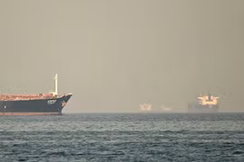 3 tàu chở dầu của Iran chở theo 5 triệu thùng dầu thô rời khỏi eo biển Hormuz