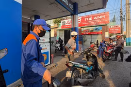Giá xăng tăng nhẹ, dầu diesel giảm gần 2.000 đồng/lít
