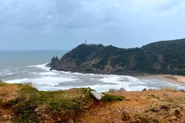 Vùng biển từ Gia Lai đến Cà Mau có mưa rào và giông