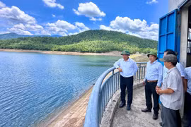 Phó Chủ tịch UBND tỉnh Dương Mah Tiệp kiểm tra các công trình thủy lợi tại xã Phú Túc và Ia Dreh