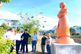 Các đại biểu tham quan tác phẩm một tác phẩm vừa được thi công, trưng bày giai đoạn II. Ảnh: Lam Nguyên