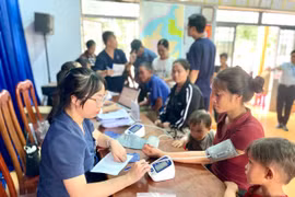 Khám bệnh, cấp thuốc miễn phí cho hơn 400 người dân tại quê hương Anh hùng A Sanh