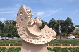 Trưng bày thêm 11 tác phẩm điêu khắc tại bờ kè suối Hội Phú