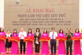Gia Lai: Triển lãm tài liệu lưu trữ kết hợp trao trả hồ sơ cán bộ đi B