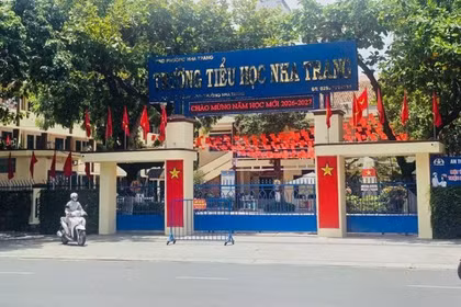 Nơi nào 13 trường nhập thành một, có 10.565 học sinh và 13 hiệu phó?