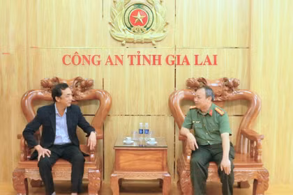 Lãnh đạo Báo và phát thanh, truyền hình Gia Lai thăm, chúc mừng Công an tỉnh nhân ngày truyền thống