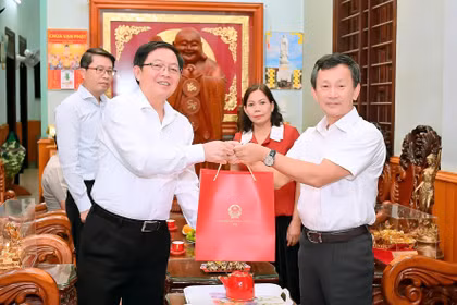 Phó Thủ tướng Hồ Quốc Dũng thăm, tặng quà các đồng chí nguyên lãnh đạo tỉnh Gia Lai