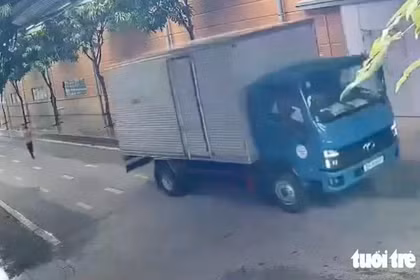 5 tình huống người đi đường rất dễ rơi vào “vùng nguy hiểm” của ô tô