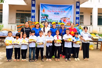 Trao hơn 300 suất quà cho học sinh, phụ huynh có hoàn cảnh khó khăn tại Ia Hiao