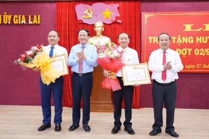 Trao Huy hiệu 35 năm tuổi Đảng cho Bí thư Tỉnh ủy Thái Đại Ngọc và 30 năm tuổi Đảng cho Phó Bí thư Thường trực Tỉnh ủy Rah Lan Chung