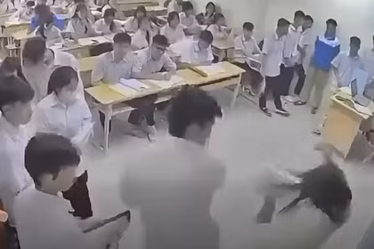 Hà Nội: Bắt khẩn cấp nam sinh hành hung cô giáo ngay trong giờ học