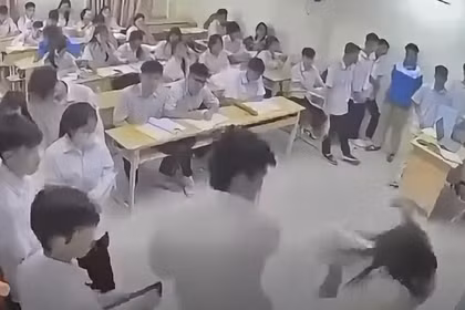 Vụ hành hung cô giáo ngay trên bục giảng ở Hà Nội: Khởi tố, bắt giam nam sinh lớp 12