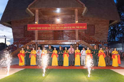 Binh đoàn 15 bàn giao nhà rông văn hóa và công trình “Sao sáng buôn làng”
